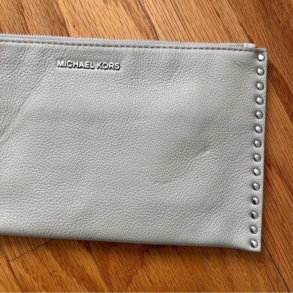 Micheal Kors Astor Silver Studded Cement Gray Wristlet One Size NWT *FLAWED* - Picture 4 of 15